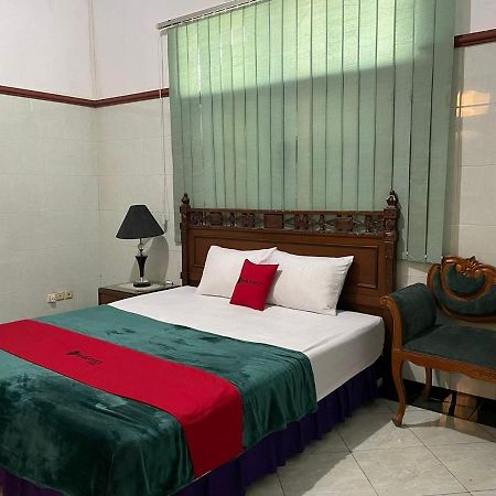 ホテル Reddoorz Syariah @ Karang Pilang Karangpilang エクステリア 写真