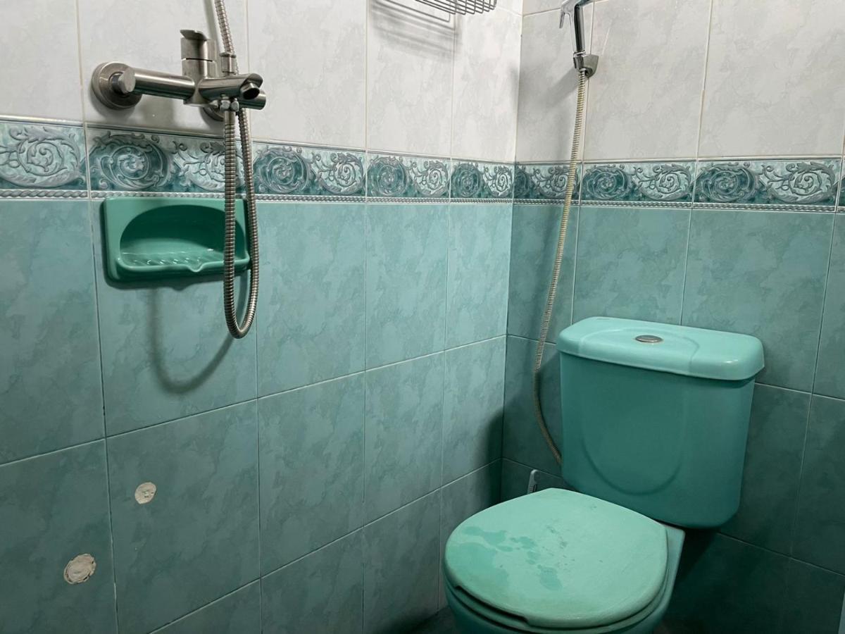 ホテル Reddoorz Syariah @ Karang Pilang Karangpilang エクステリア 写真