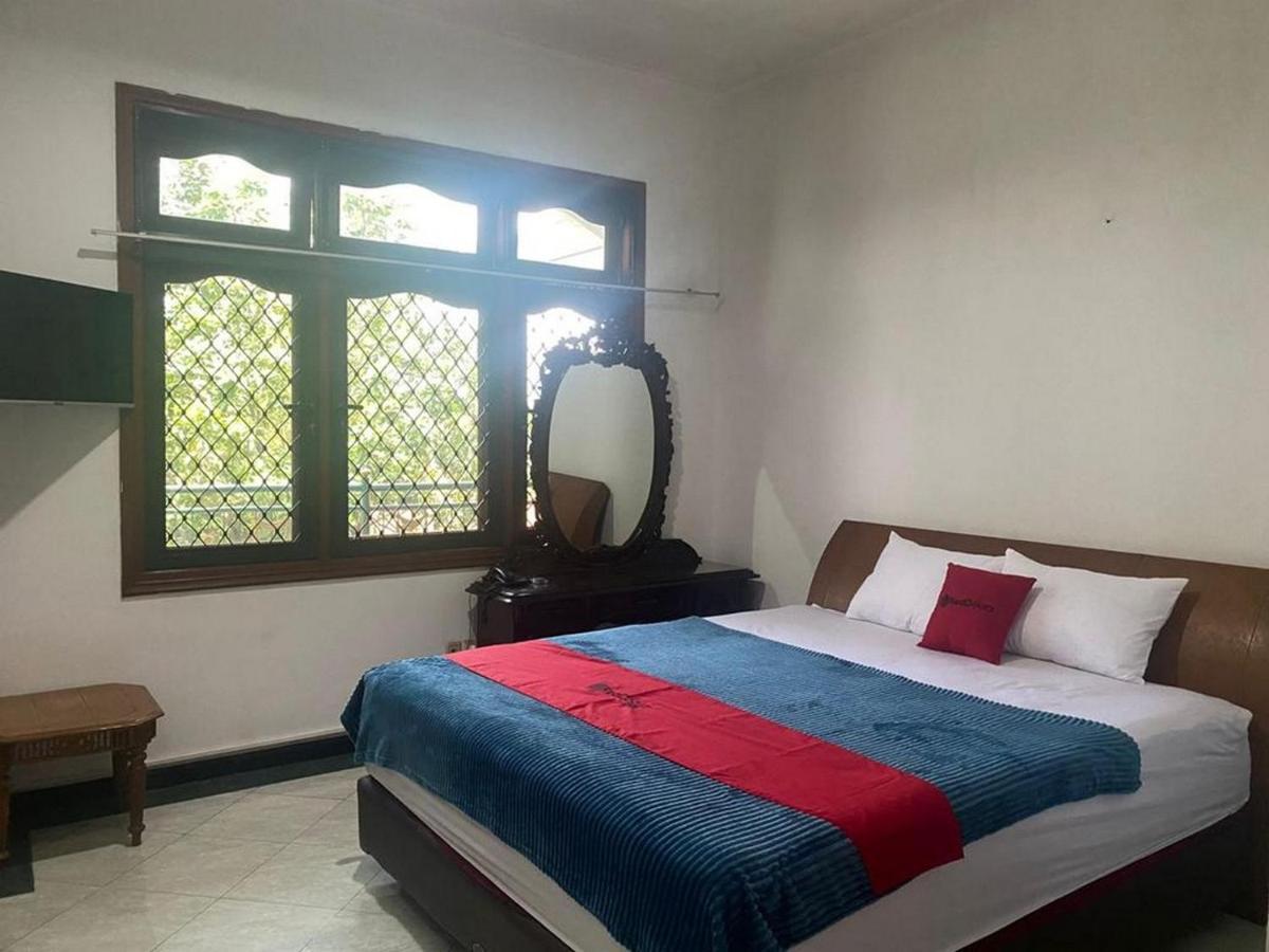 ホテル Reddoorz Syariah @ Karang Pilang Karangpilang エクステリア 写真
