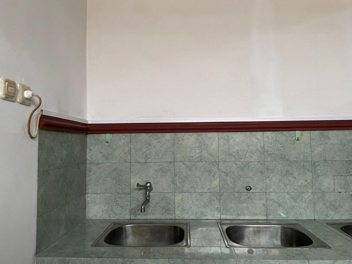 ホテル Reddoorz Syariah @ Karang Pilang Karangpilang エクステリア 写真