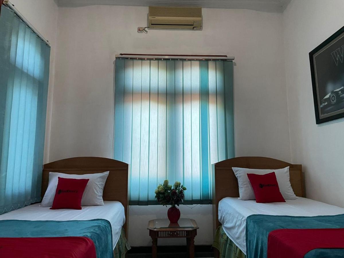 ホテル Reddoorz Syariah @ Karang Pilang Karangpilang エクステリア 写真