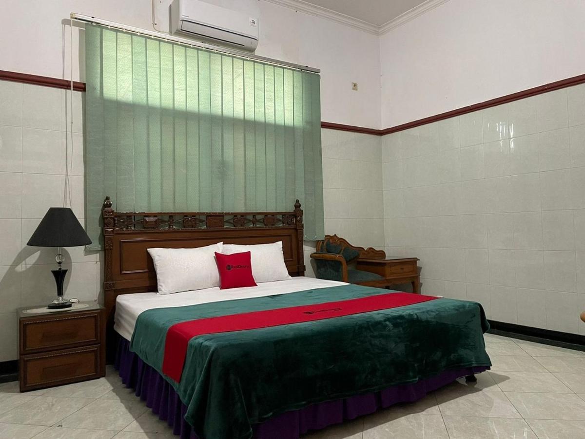 ホテル Reddoorz Syariah @ Karang Pilang Karangpilang エクステリア 写真