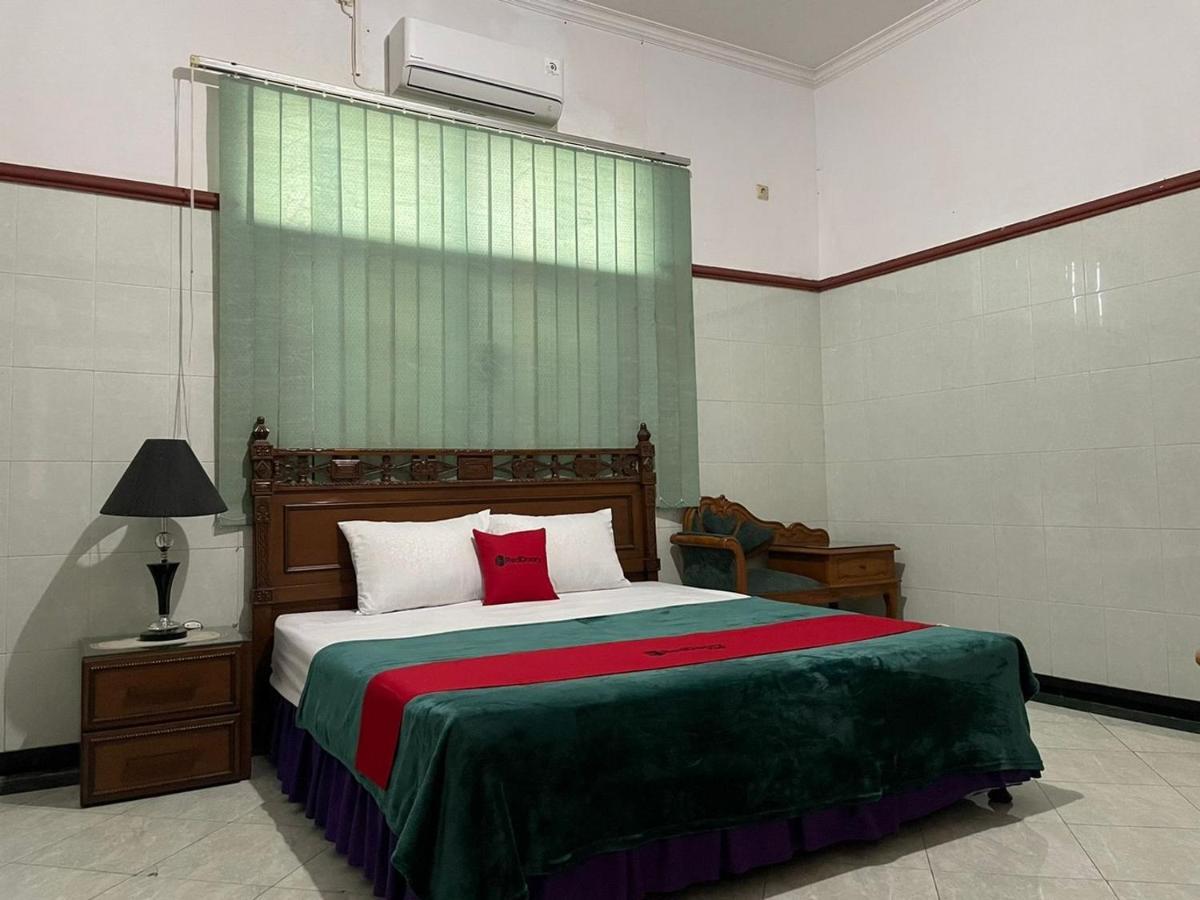 ホテル Reddoorz Syariah @ Karang Pilang Karangpilang エクステリア 写真