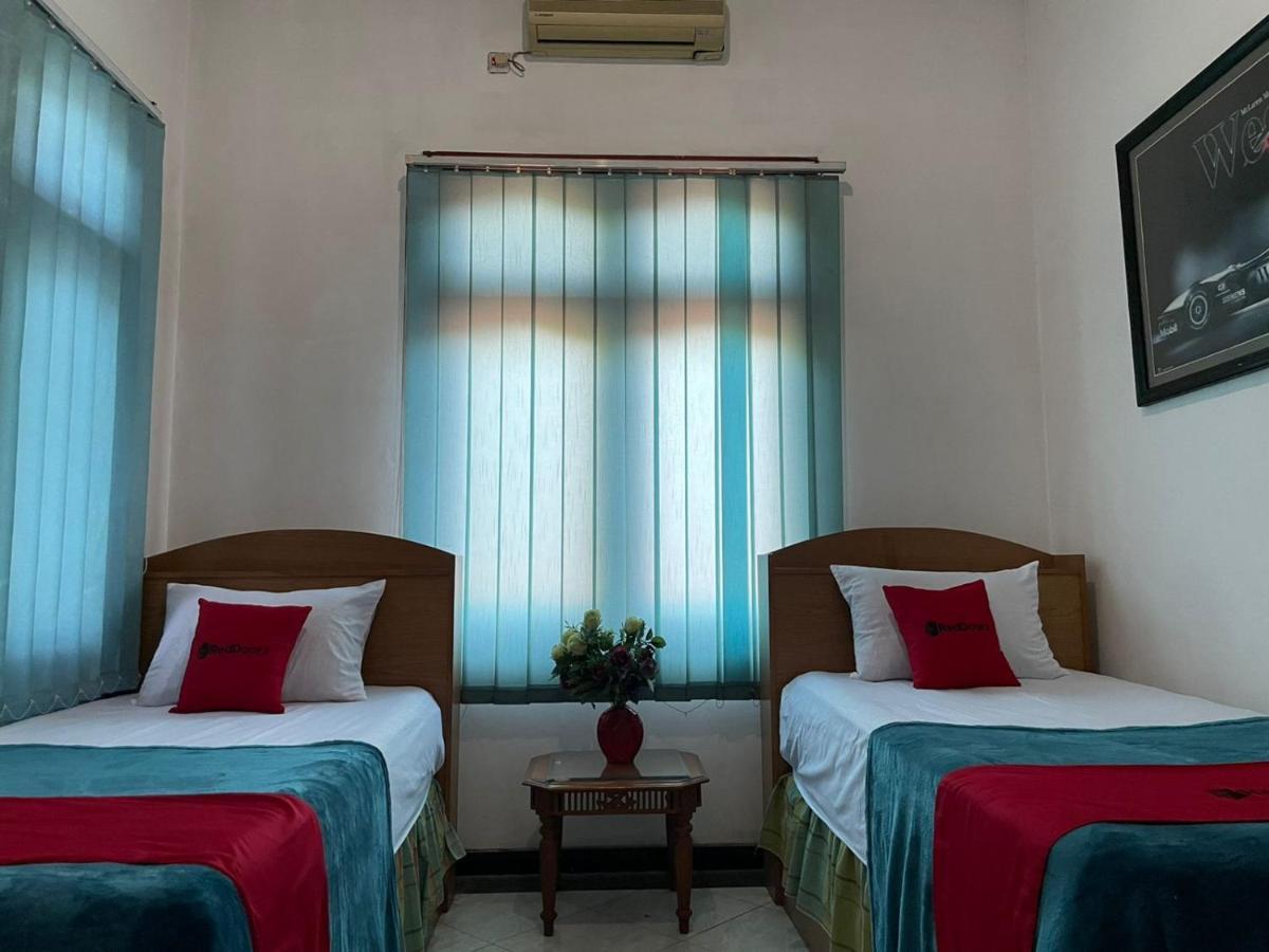 ホテル Reddoorz Syariah @ Karang Pilang Karangpilang エクステリア 写真