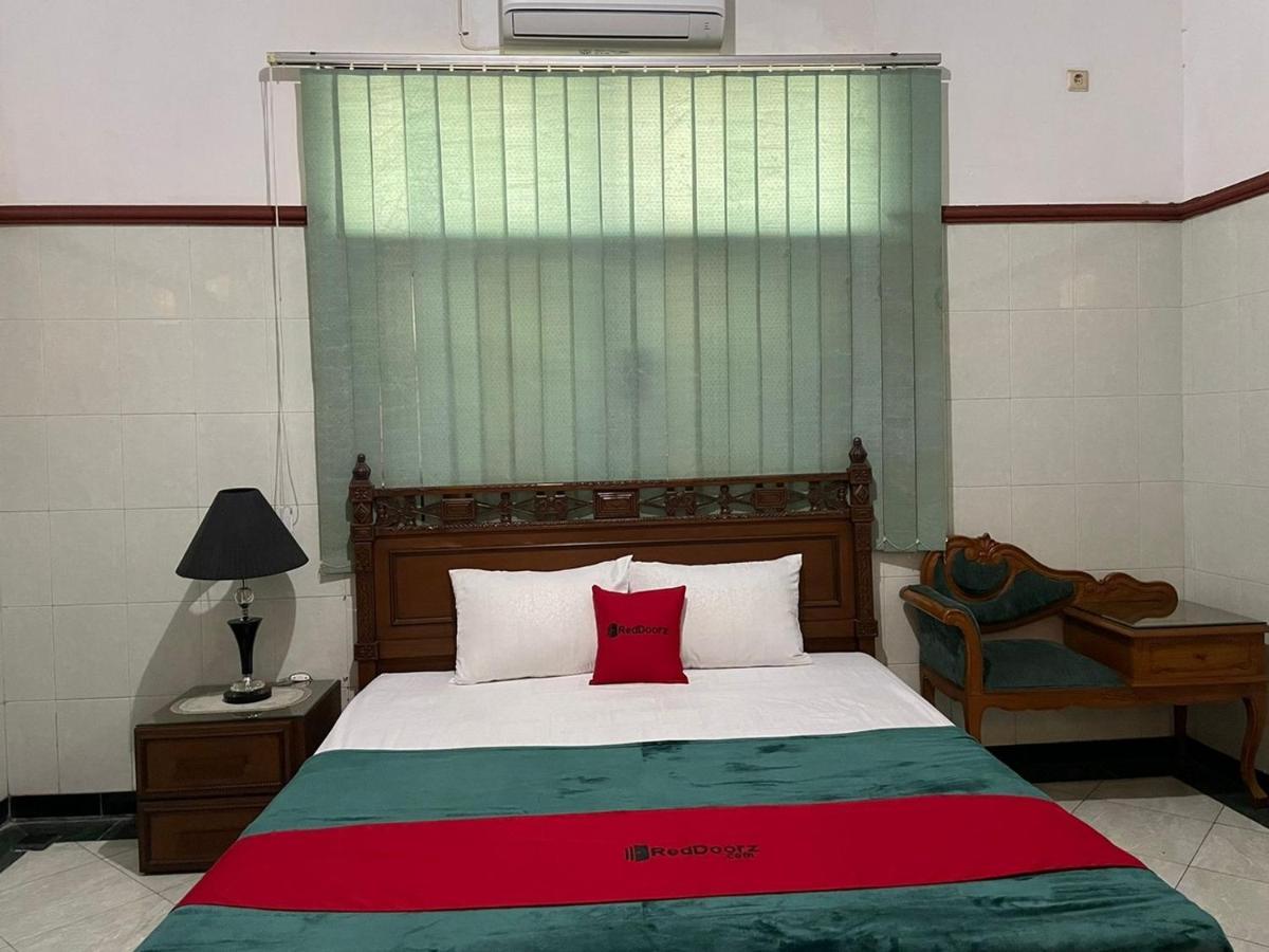 ホテル Reddoorz Syariah @ Karang Pilang Karangpilang エクステリア 写真
