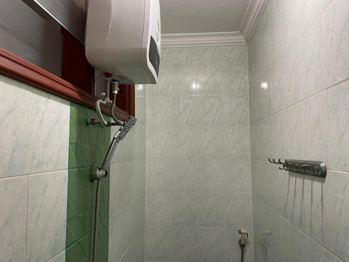 ホテル Reddoorz Syariah @ Karang Pilang Karangpilang エクステリア 写真