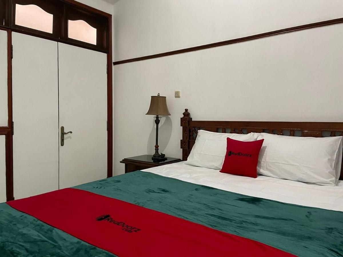 ホテル Reddoorz Syariah @ Karang Pilang Karangpilang エクステリア 写真